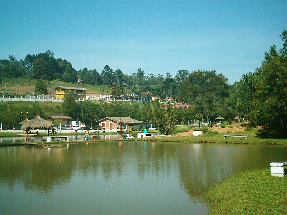 Vista do lago 3 para a entrada com estacionamento